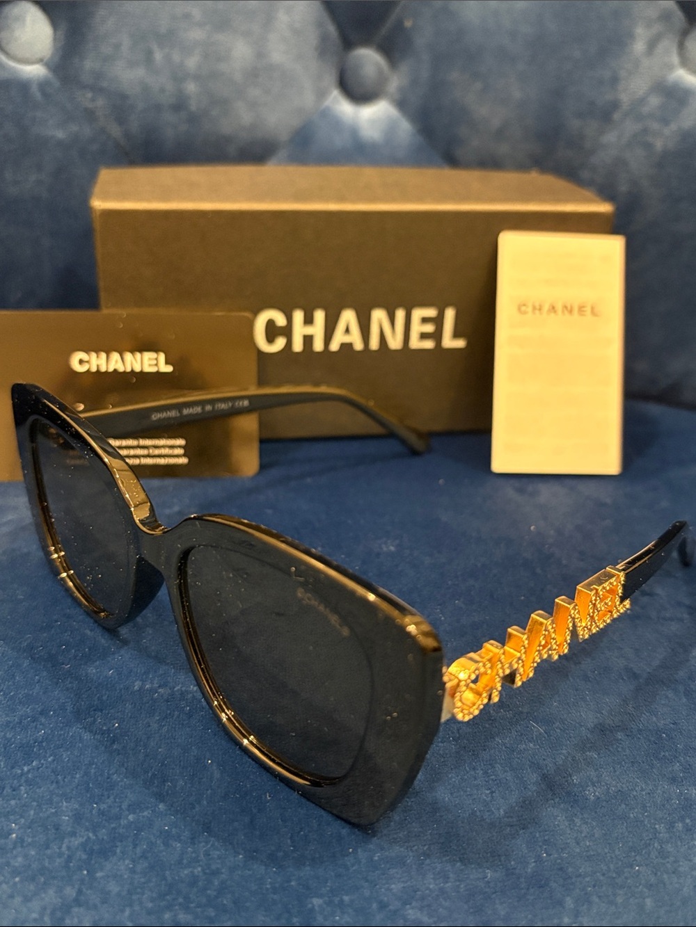NIB Fashion Cat Eye Black Sunglasses with Gold Logo Temples